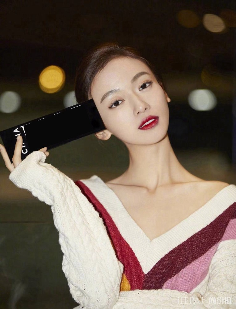 吴谨言再次穿V领针织衫,稍微换个款式就美了不止一点点!